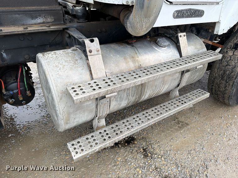 image for item OE9739 1996 Freightliner Conventional dump truck