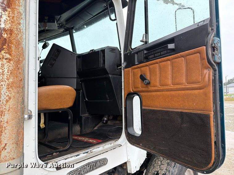 image for item OE9739 1996 Freightliner Conventional dump truck