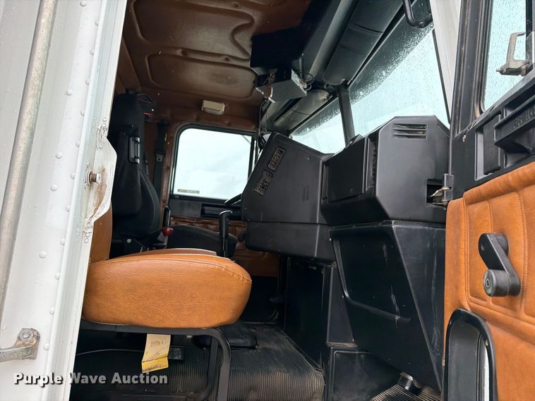 image for item OE9739 1996 Freightliner Conventional dump truck
