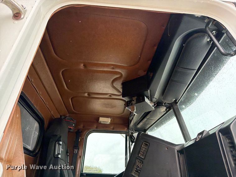 image for item OE9739 1996 Freightliner Conventional dump truck