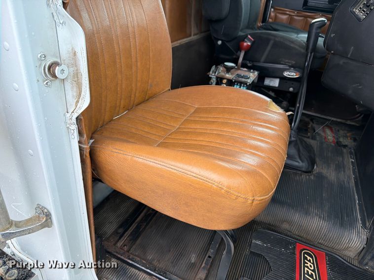 image for item OE9739 1996 Freightliner Conventional dump truck