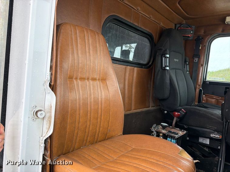 image for item OE9739 1996 Freightliner Conventional dump truck