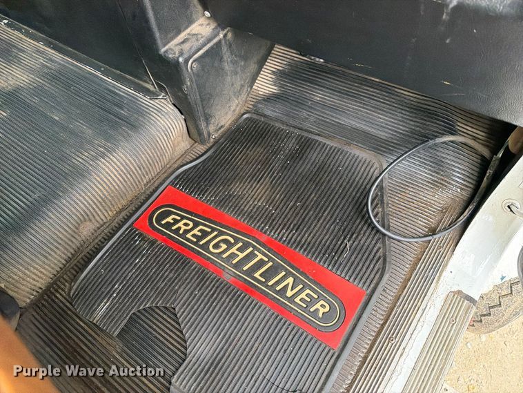 image for item OE9739 1996 Freightliner Conventional dump truck