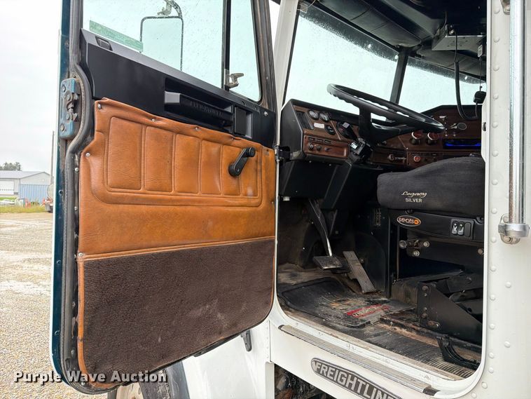 image for item OE9739 1996 Freightliner Conventional dump truck