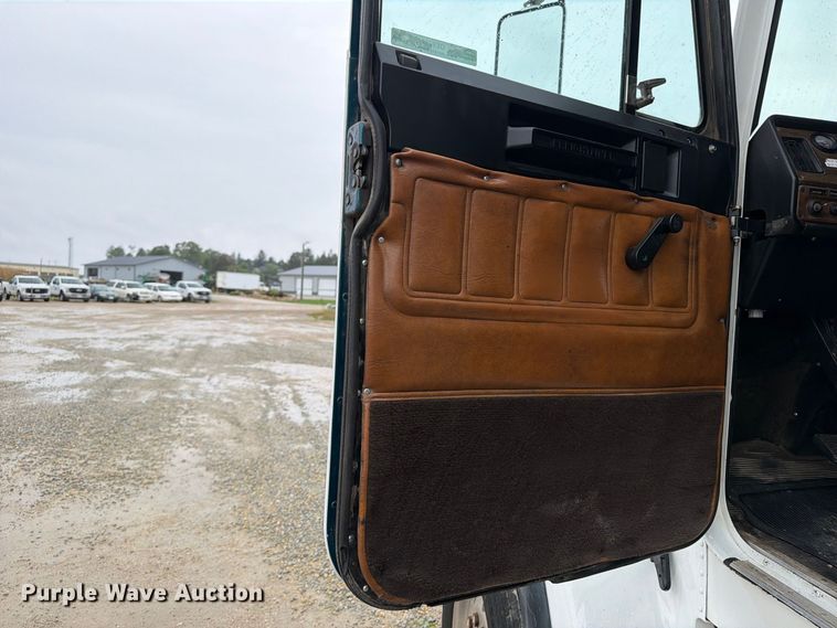 image for item OE9739 1996 Freightliner Conventional dump truck