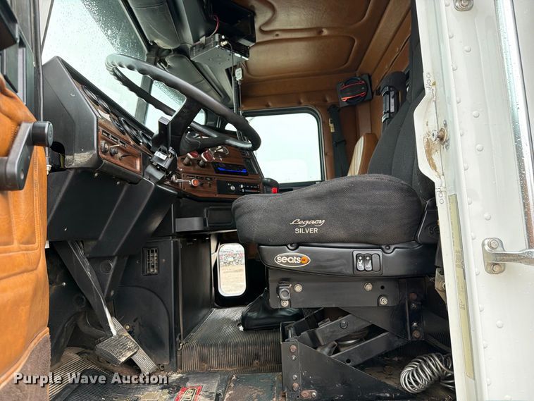 image for item OE9739 1996 Freightliner Conventional dump truck
