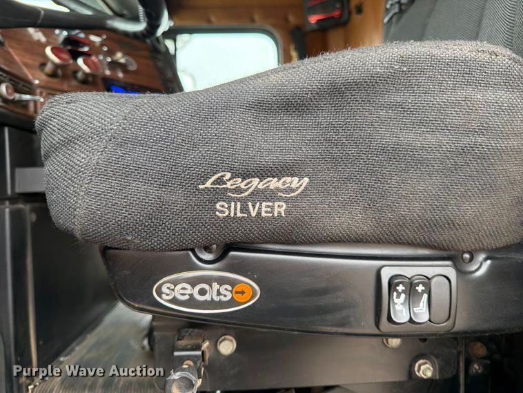 image for item OE9739 1996 Freightliner Conventional dump truck