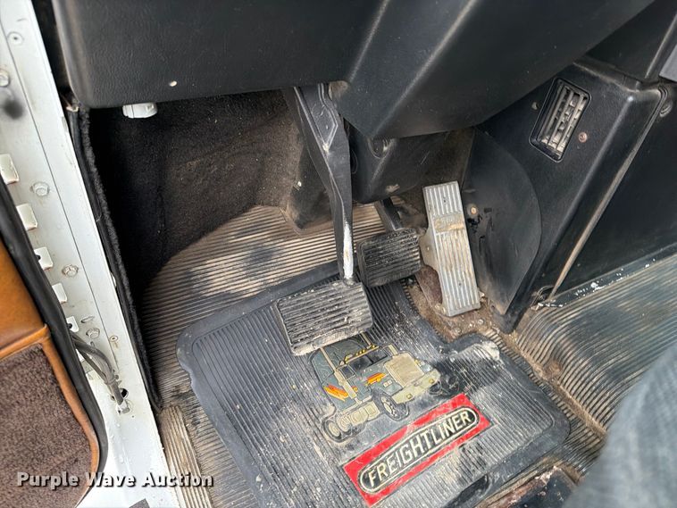 image for item OE9739 1996 Freightliner Conventional dump truck