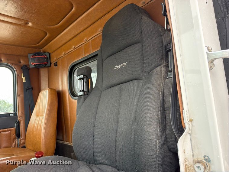 image for item OE9739 1996 Freightliner Conventional dump truck