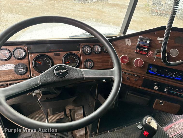 image for item OE9739 1996 Freightliner Conventional dump truck