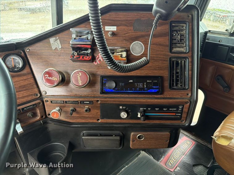 image for item OE9739 1996 Freightliner Conventional dump truck