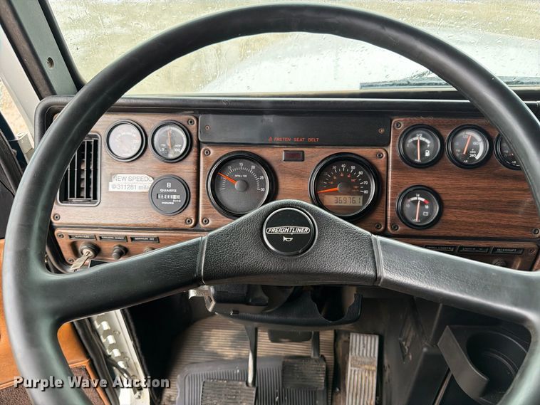 image for item OE9739 1996 Freightliner Conventional dump truck