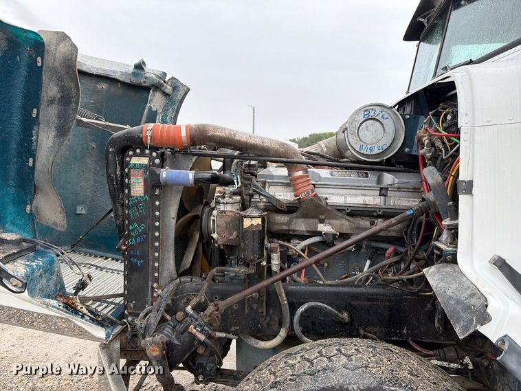 image for item OE9739 1996 Freightliner Conventional dump truck