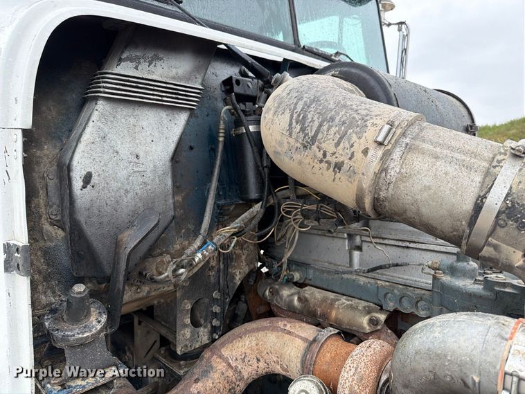 image for item OE9739 1996 Freightliner Conventional dump truck
