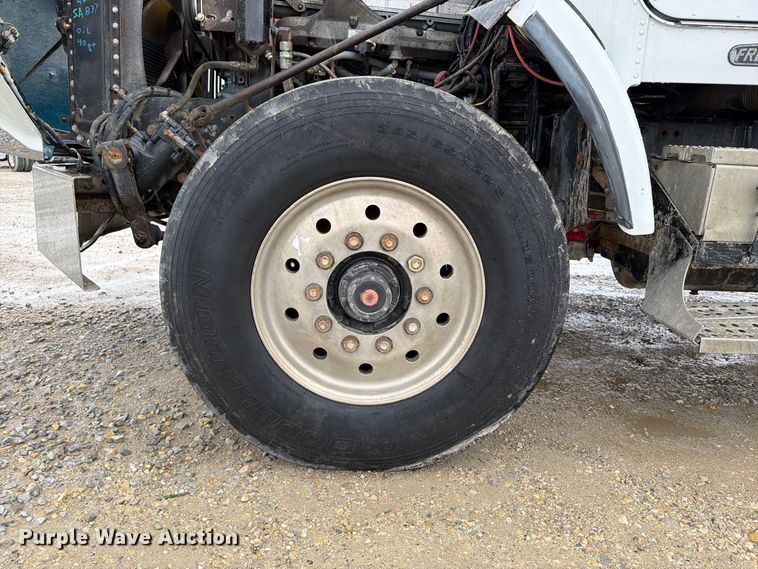 image for item OE9739 1996 Freightliner Conventional dump truck