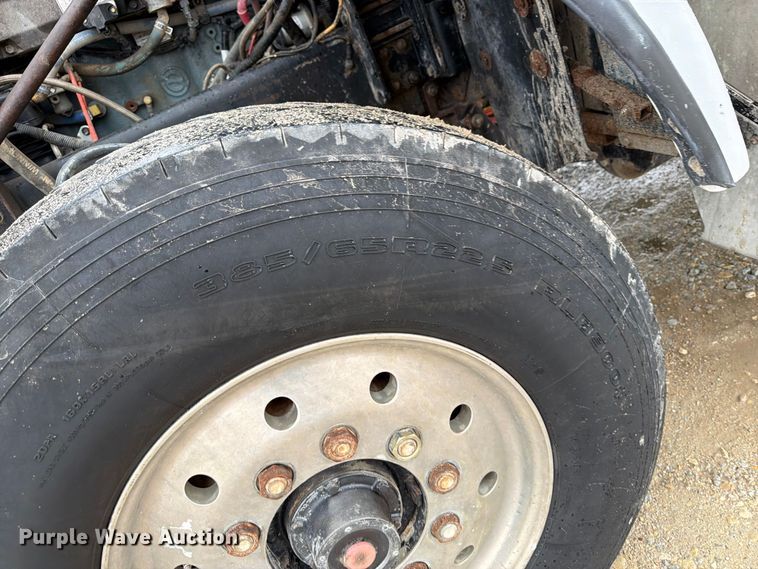 image for item OE9739 1996 Freightliner Conventional dump truck