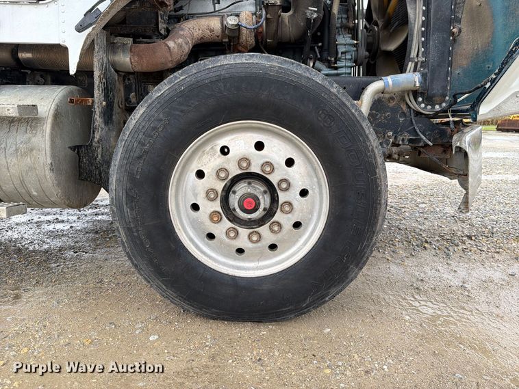 image for item OE9739 1996 Freightliner Conventional dump truck