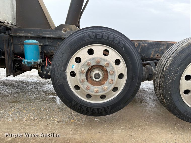 image for item OE9739 1996 Freightliner Conventional dump truck