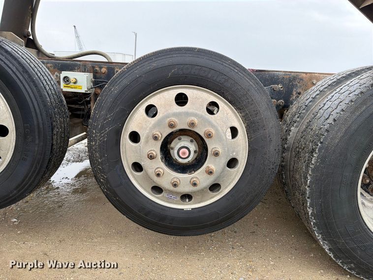 image for item OE9739 1996 Freightliner Conventional dump truck