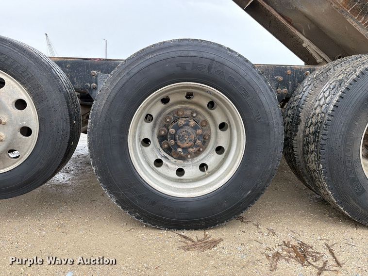 image for item OE9739 1996 Freightliner Conventional dump truck