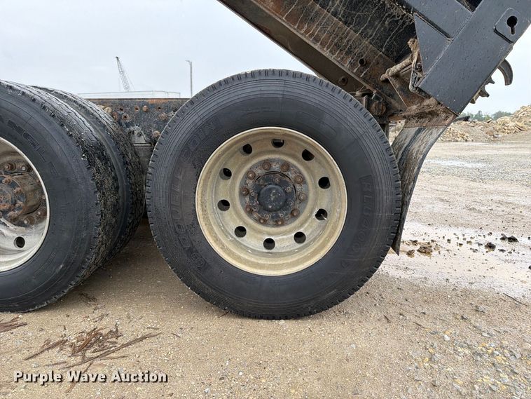 image for item OE9739 1996 Freightliner Conventional dump truck