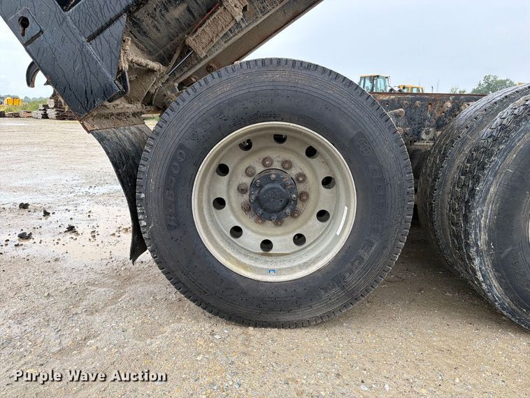 image for item OE9739 1996 Freightliner Conventional dump truck