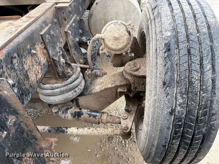 image for item OE9739 1996 Freightliner Conventional dump truck