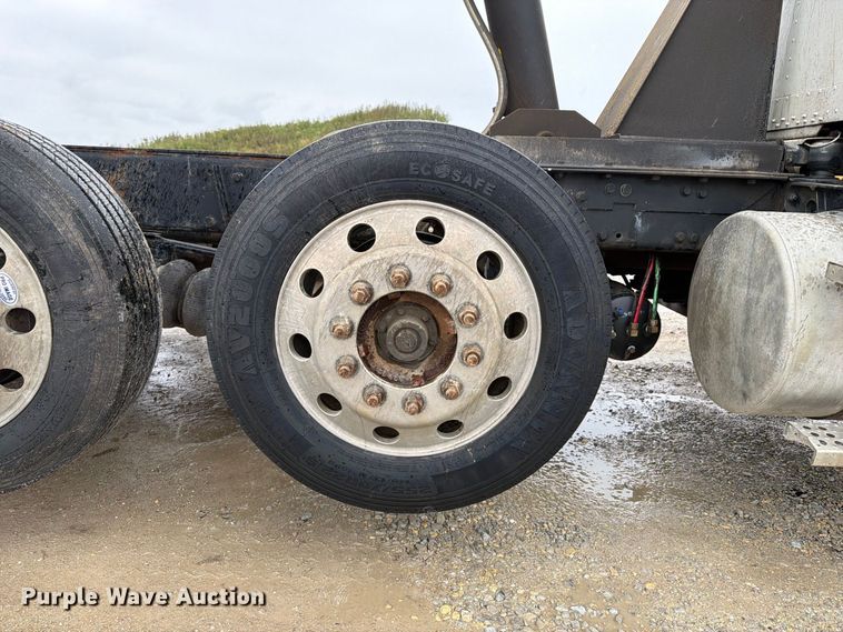 image for item OE9739 1996 Freightliner Conventional dump truck