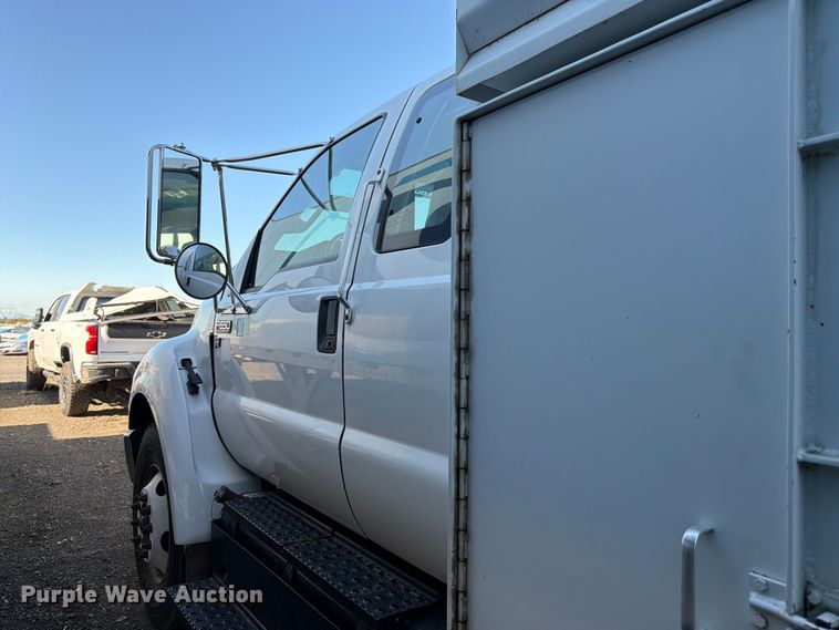 image for item YA3441 2015 Ford F650 Super Duty chipper truck