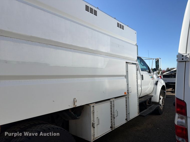 image for item YA3441 2015 Ford F650 Super Duty chipper truck