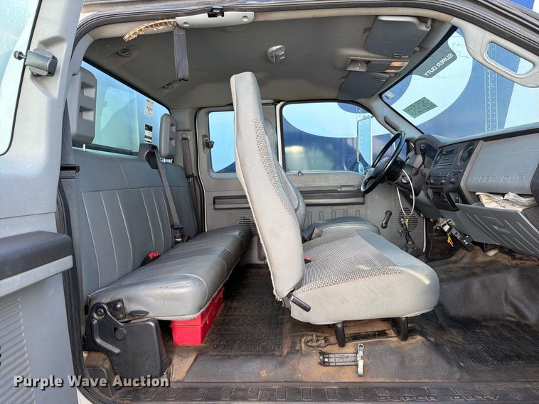 image for item YA3441 2015 Ford F650 Super Duty chipper truck