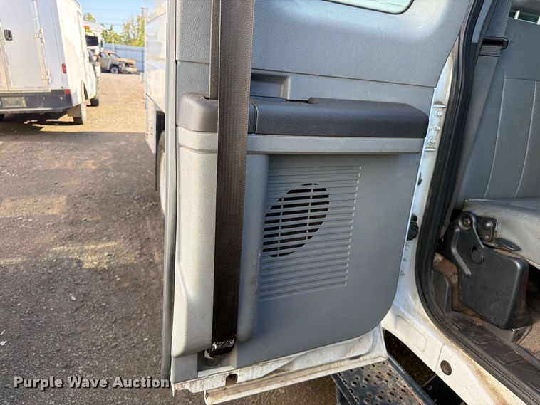 image for item YA3441 2015 Ford F650 Super Duty chipper truck