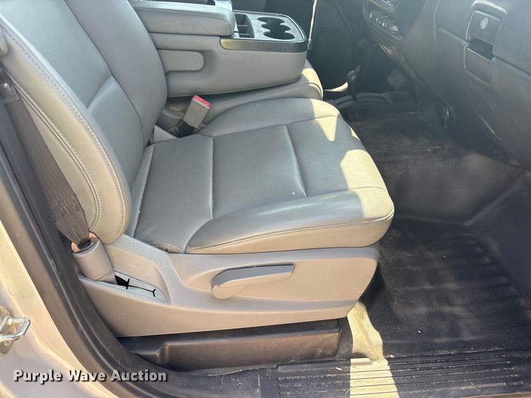 image for item YA3809 2018 Chevrolet  Silverado 2500HD Ext. Cab utility bed pickup truck