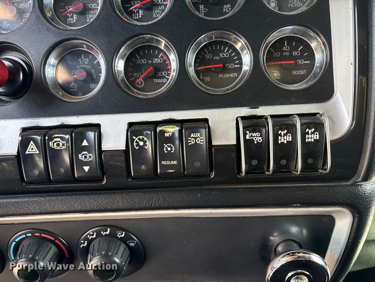 image for item YA3887 2014 Kenworth T8 Series dump truck
