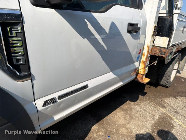 image for item YA3929 2017 Ford F550 Super Duty bucket truck
