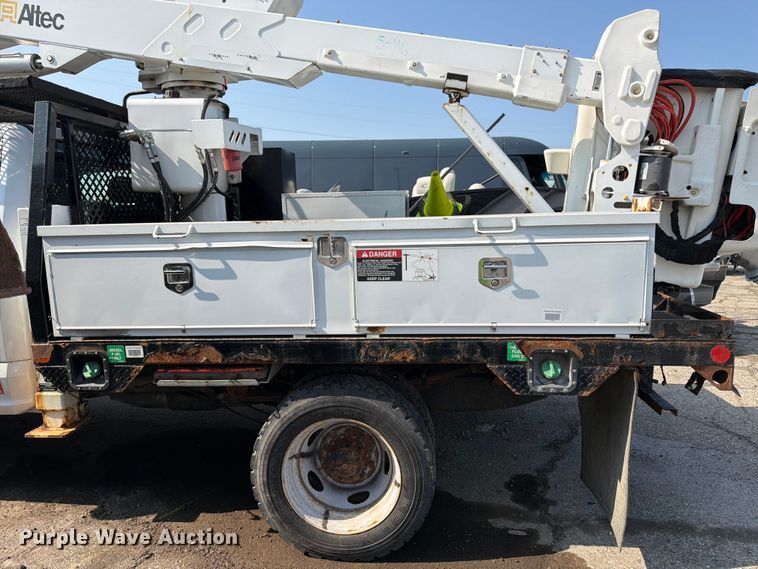 image for item YA3929 2017 Ford F550 Super Duty bucket truck