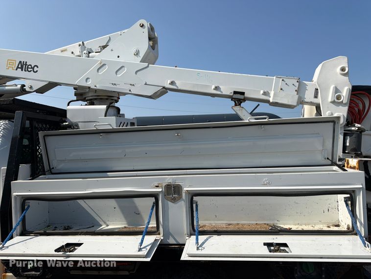 image for item YA3929 2017 Ford F550 Super Duty bucket truck