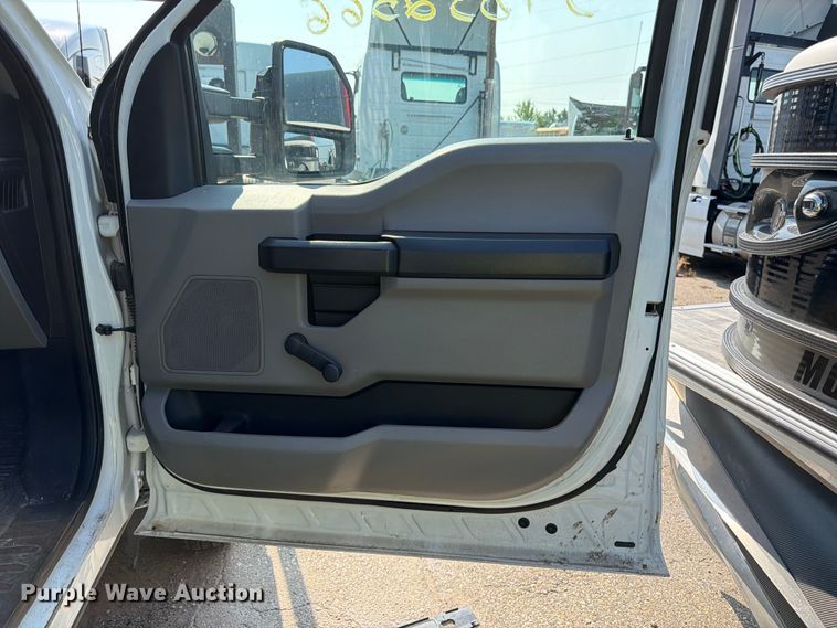 image for item YA3929 2017 Ford F550 Super Duty bucket truck