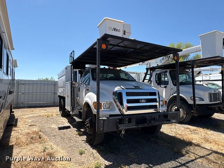 image for item YA4045 2015 Ford F750 Super Duty forestry bucket truck