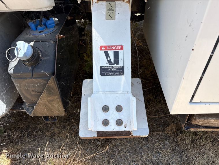 image for item YA4045 2015 Ford F750 Super Duty forestry bucket truck