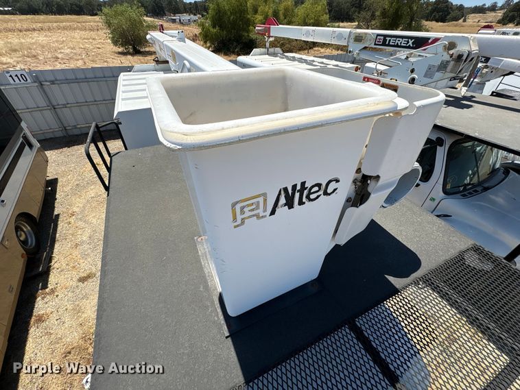 image for item YA4045 2015 Ford F750 Super Duty forestry bucket truck