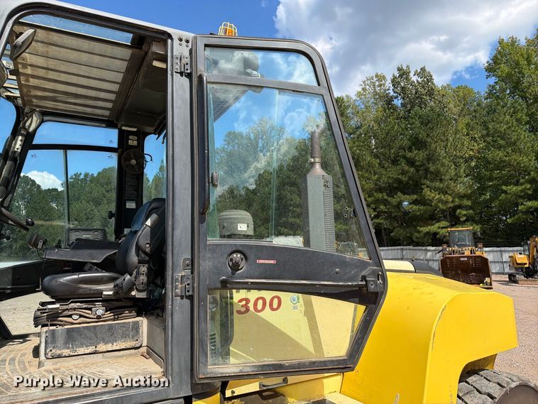 image for item YA4562 Hyster H300HD2 forklift