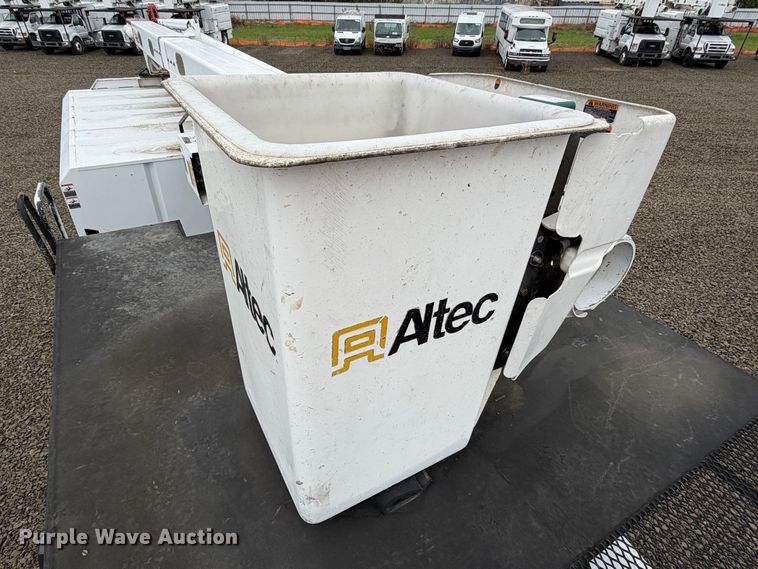 image for item YA4619 2016 Ford F750 Super Duty forestry bucket truck