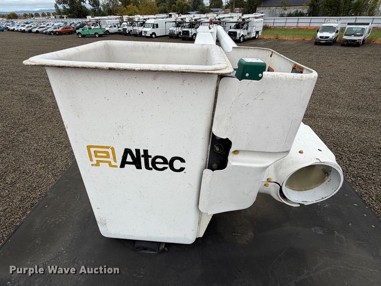 image for item YA4619 2016 Ford F750 Super Duty forestry bucket truck