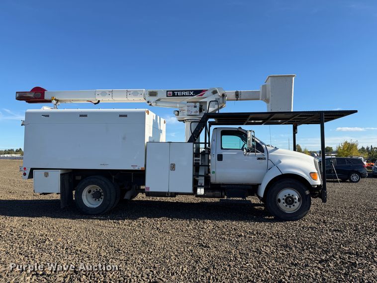 image for item YA4630 2015 Ford F750 Super Duty forestry bucket truck