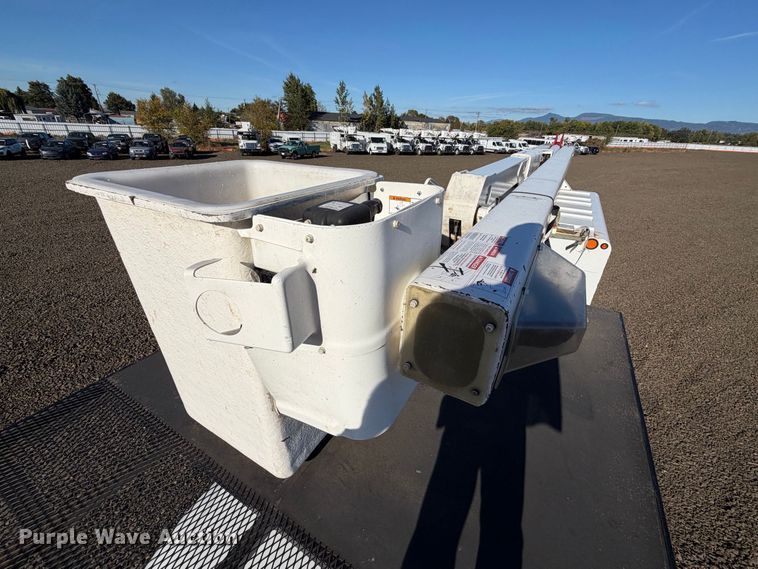 image for item YA4630 2015 Ford F750 Super Duty forestry bucket truck