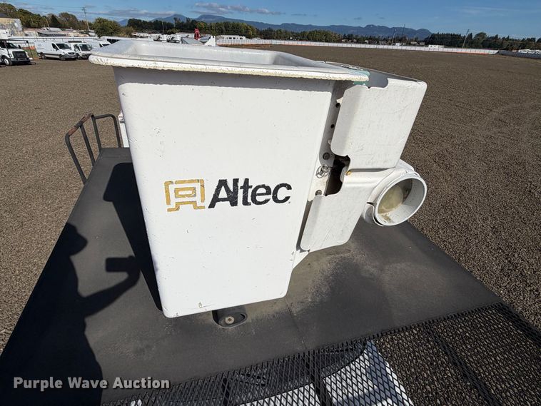 image for item YA4679 2016 Ford F750 Super Duty forestry bucket truck