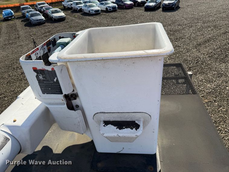 image for item YA4736 2016 Ford F750 Super Duty forestry bucket truck