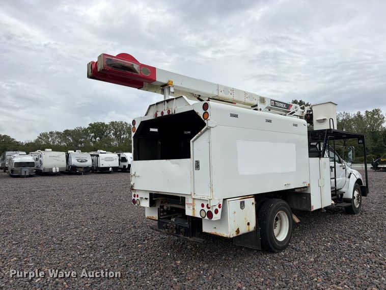 image for item YA4905 2015 Ford F750 Super Duty forestry bucket truck