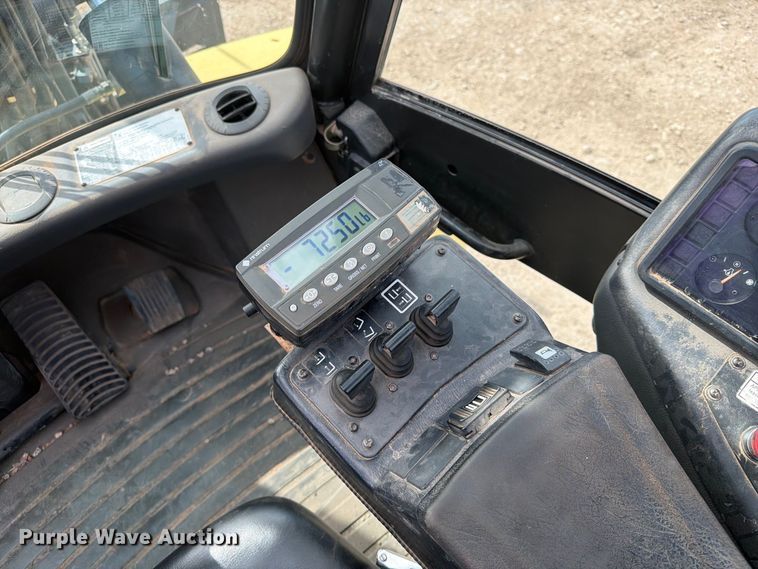 image for item YA4921 2015 Hyster H300HD2 forklift